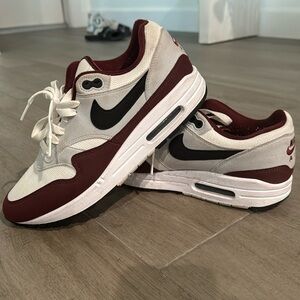 LIKE NEW MEN'S NIKE AIR MAX 1 CASUAL SHOES